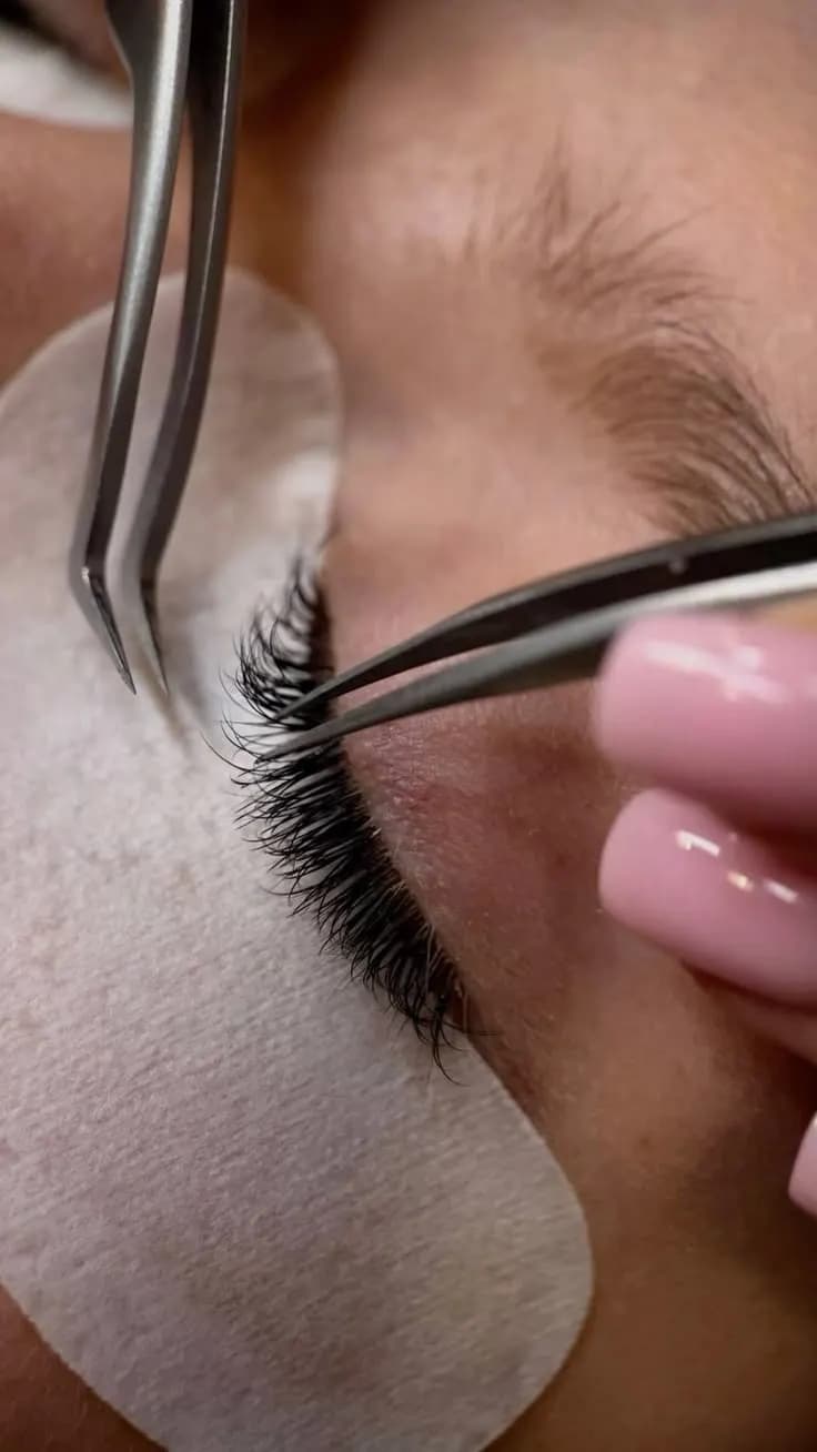 Lash stylist — beginners' lash course with the UV method